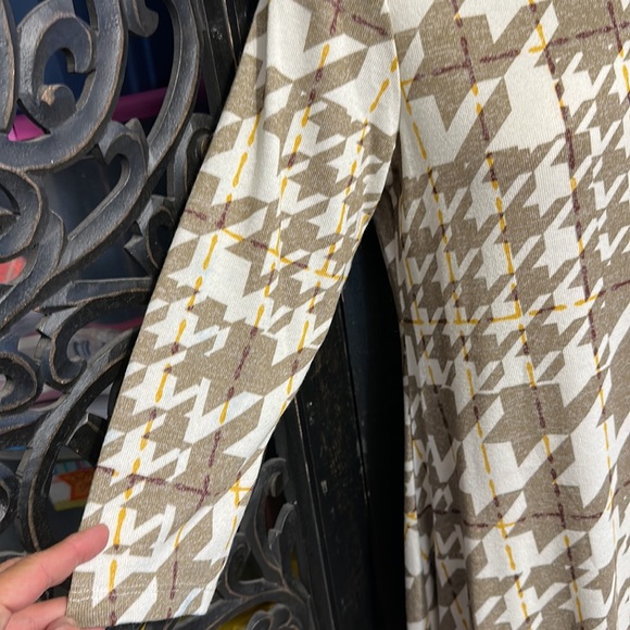 Attitudes by Renee Collection Casknit Asymmetrical Plaid / Herringbone Shirt. - Picture 5 of 10